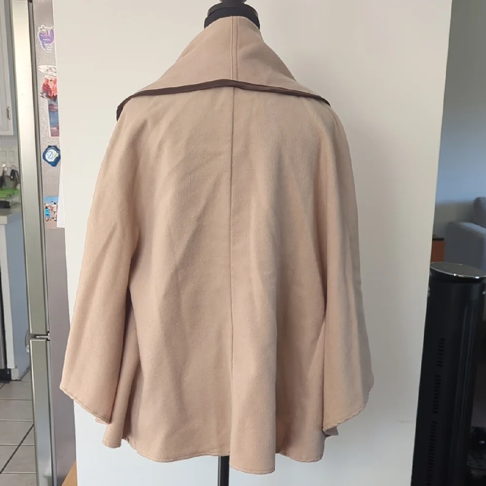 Source Unknown Beige Cape with Dark Edging - Picture 8 of 16